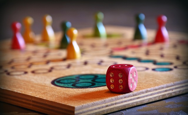 Personen spielen ein Brettspiel und lachen