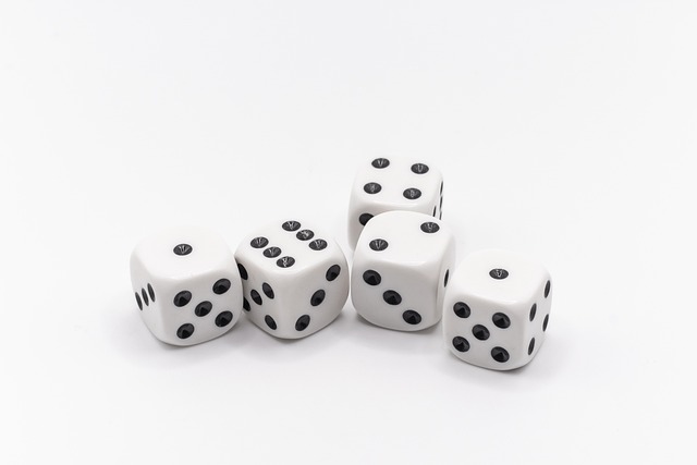 Nahaufnahme eines Brettspiels mit vielen bunten Spielfiguren