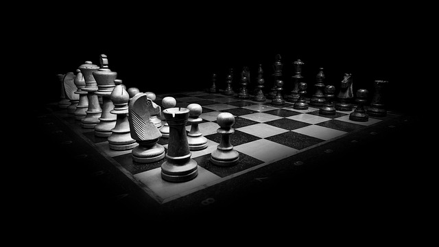 Schachfiguren auf einem Schachbrett, das Strategie symbolisiert