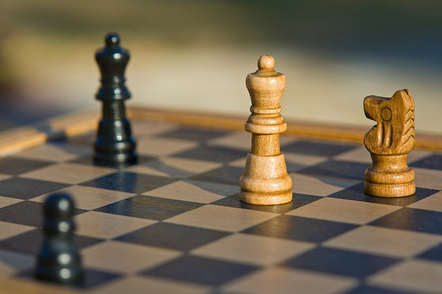 Nahaufnahme von Schachfiguren, die Strategie darstellen