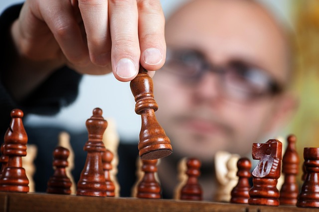 Familie spielt ein lebhaftes Brettspiel